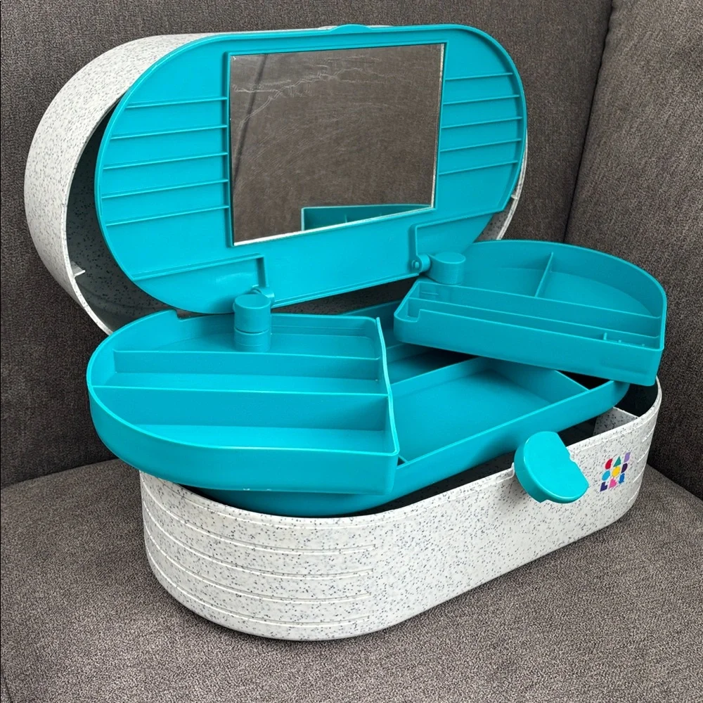 Vintage 90s large oval Caboodles makeup case